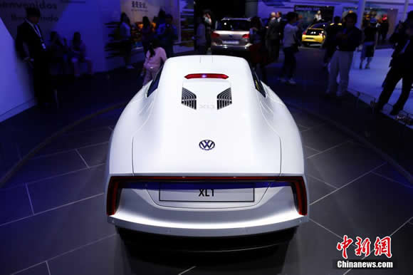 第十三届北京国际车展开幕 豪车亮相吸引眼球