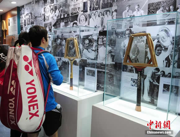 古董网球拍亮相武汉第32届中国国际体博会