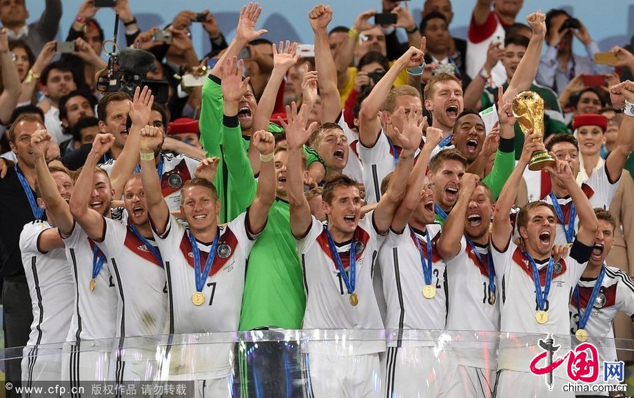 德国队勇夺世界杯梅西表情失落