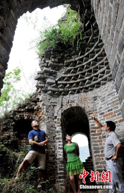 江西德兴“塔坚强” 仅剩半边坚挺500年不倒