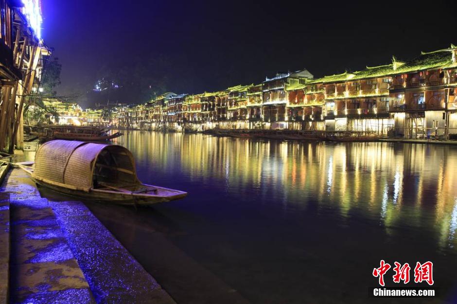 凤凰古城夜景亮化重启 “夜凤凰”美仑美奂