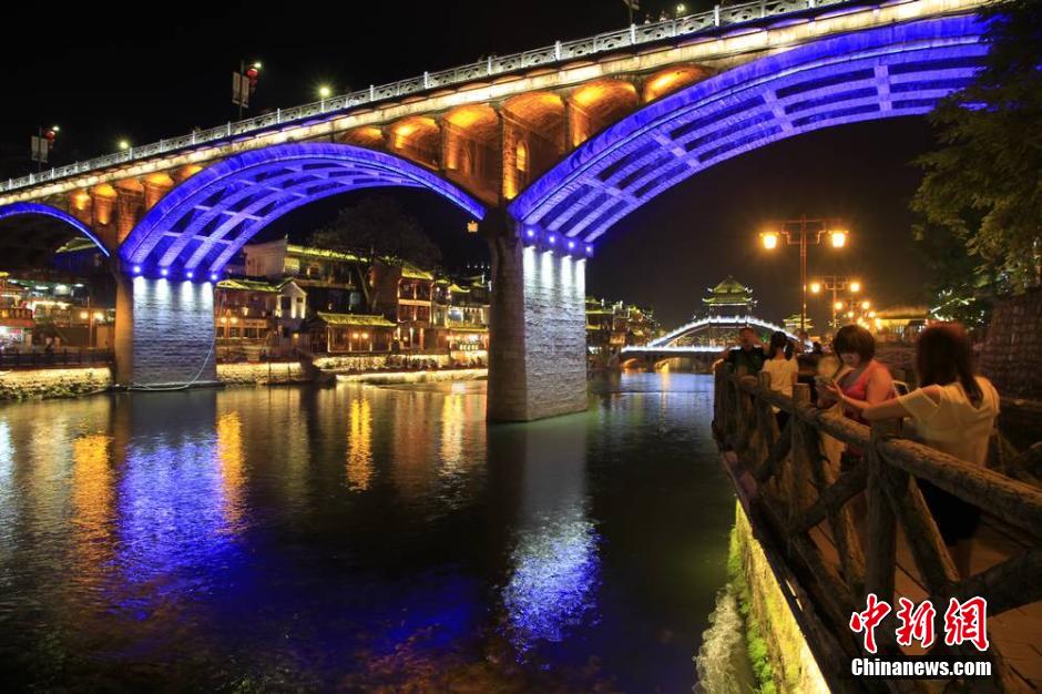 鳳凰古城夜景亮化重啟 “夜鳳凰”美侖美奐