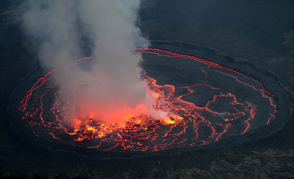 俄夫妇爬刚果3000米火山拍壮丽熔岩湖