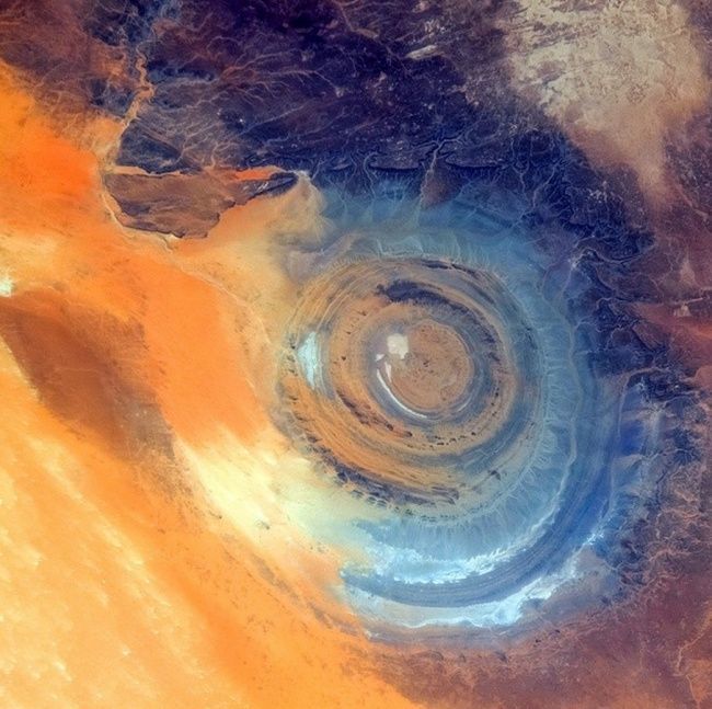 宇宙里的“随手拍”：阿贝特湖灿如琥珀(图)