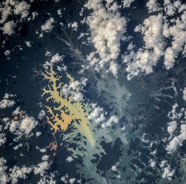 宇宙里的“随手拍”：阿贝特湖灿如琥珀(图)