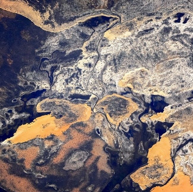 宇宙里的“随手拍”：阿贝特湖灿如琥珀(图)