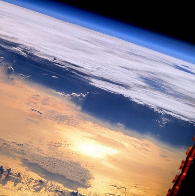 宇宙里的“随手拍”：阿贝特湖灿如琥珀(图)