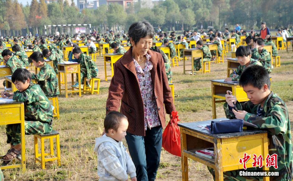 江西千余学生操场上进行“阳光考试”