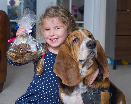 英国6岁女孩网上卖狗饼干畅销全球打算攒钱买房