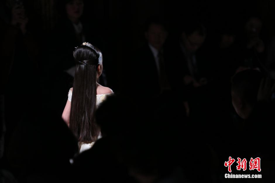 中国九岁女孩绣球巴黎高定时装周T台走秀