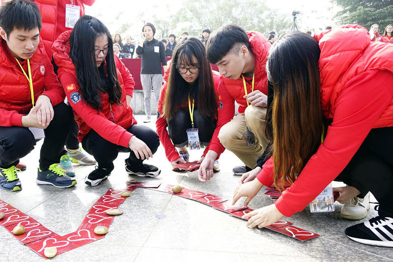 杭州现三百米的心形信封链条刷新世界纪录