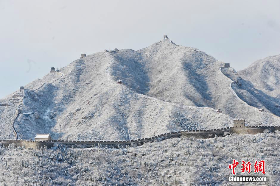 北京雪后长城裹银装 市民追拍“雪国列车”(组图)