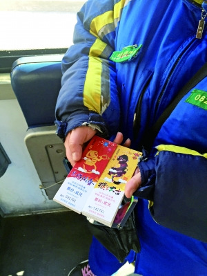 北京市民为抢猴年公交票争坐首班车有人买百张