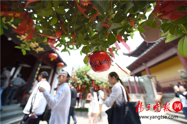 中高考临近 南京夫子庙许愿“苹果”挂满树