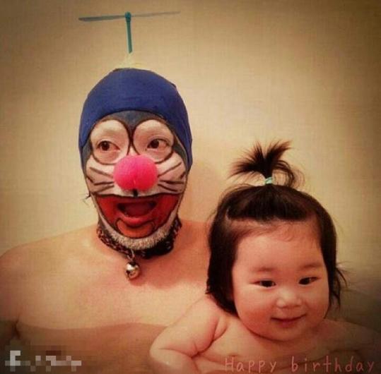 萌蠢逗比的日本好爸爸与女儿泡澡照走红