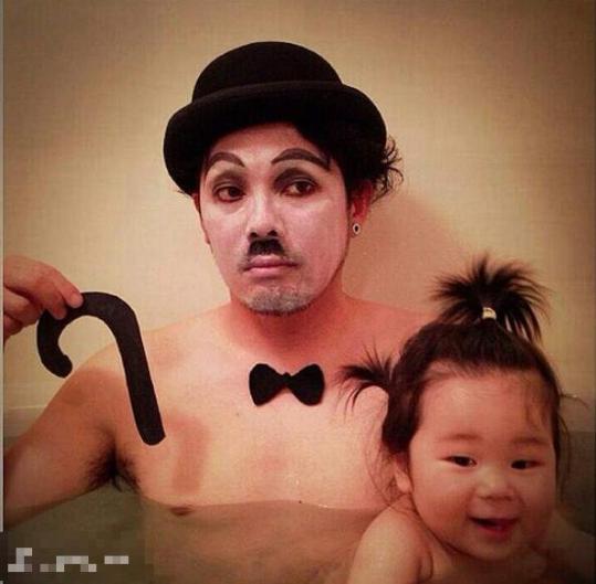 萌蠢逗比的日本好爸爸與女兒泡澡照走紅