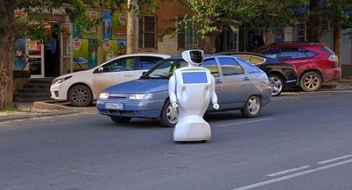 工程师忘记关门 机器人出逃走上大街
