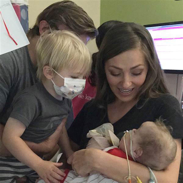 10个月大儿子夭折 她向儿童医院捐半吨母乳
