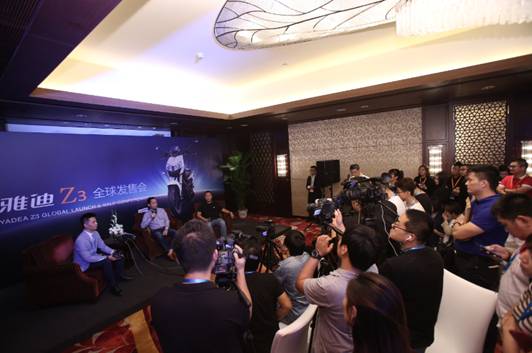 雅迪集团控股有限公司董事会主席董经贵接受中外媒体记者采访