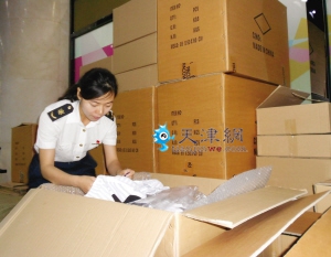 天津民园保税商品展示交易中心 首批服装抵达