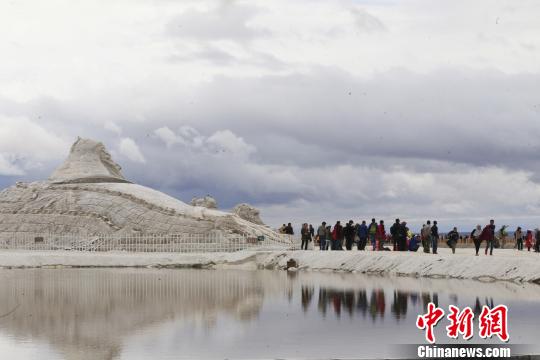 中国版“天空之镜”青海茶卡盐湖开园打造旅游品牌