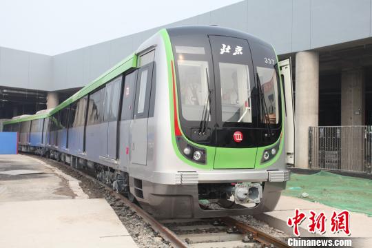 北京首列8A型列车亮相载客量大、运力显著提升