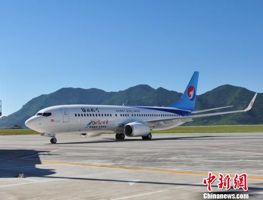 全新波音737-800飞机机身上涂有“京畿福地、乐享河北”形象标识 张帆 摄