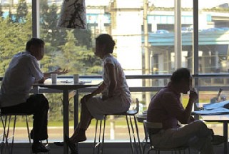 华帝燃气灶刚用半年起火 维修人员未给说法