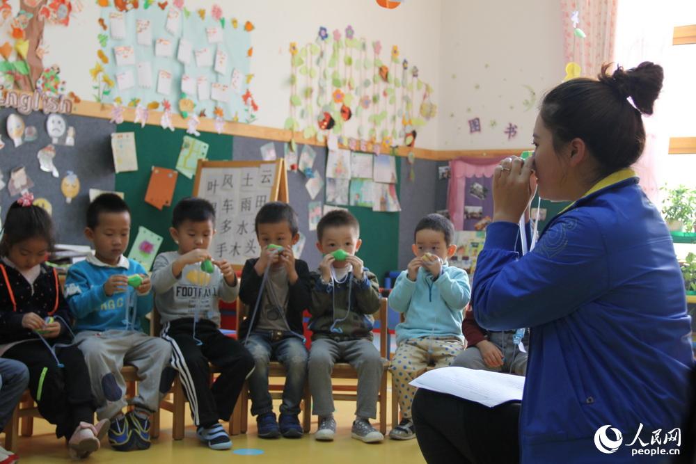 重度雾霾持续 北京部分幼儿园给孩子配备防霾