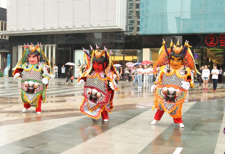 电音三太子快闪泉州街头 金鹿集团献礼母亲节