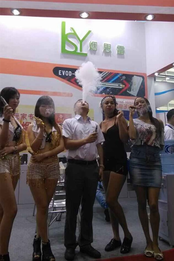 烟思雷电子烟老板方斌华抽电子烟的风采!