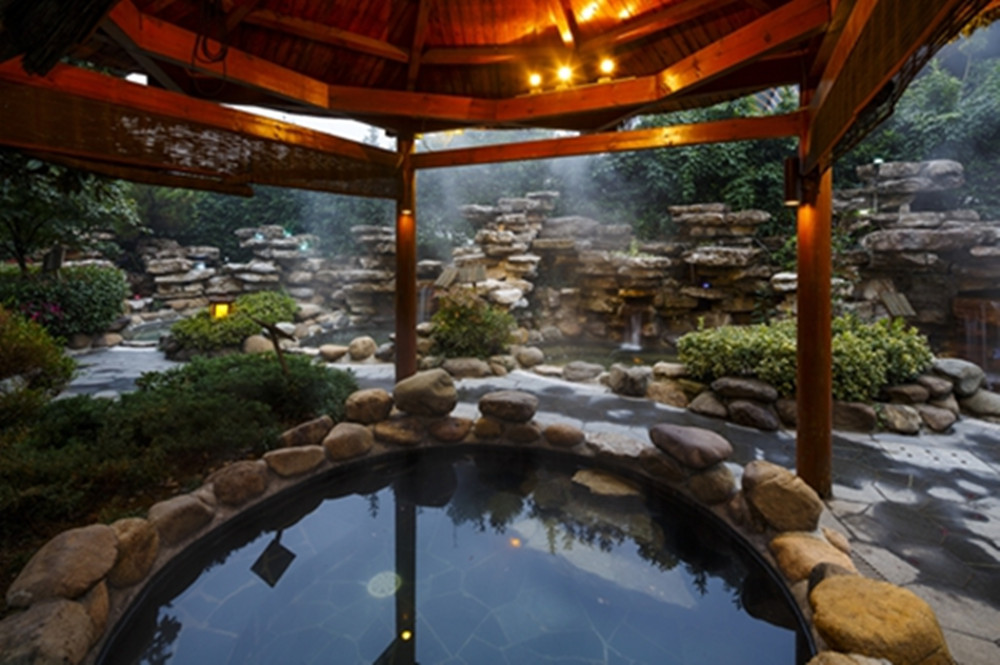 今年三八妇女节流行啥?请女职工泡温泉!