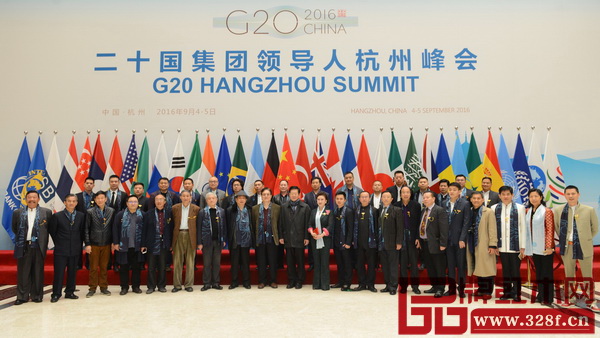 参加全联艺术红木家具专委会年会的部分重要嘉宾于G20峰会举办地合影留念 参加全联艺术红木家具专委会年会的部分重要嘉宾于G20峰会举办地合影留念