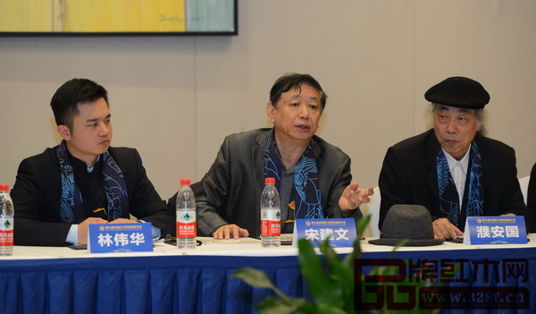全联艺术红木家具专委会会长宋建文(中)进行总结发言 全联艺术红木家具专委会会长宋建文(中)进行总结发言