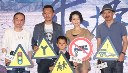 马伊璃避暑有方:窗帘当作降温法宝!