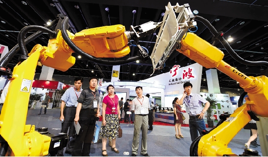 APEC技展会在义乌开幕 机器人展区引围观
