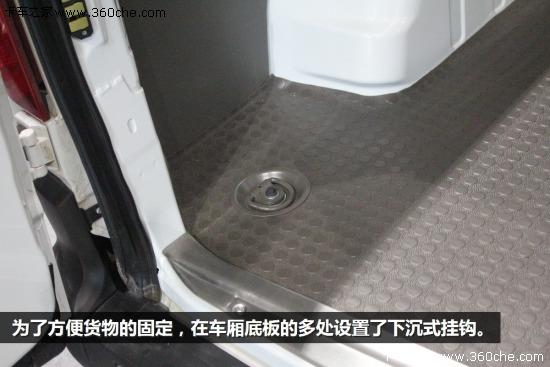 走进物流展多变的上汽大通物流版厢车
