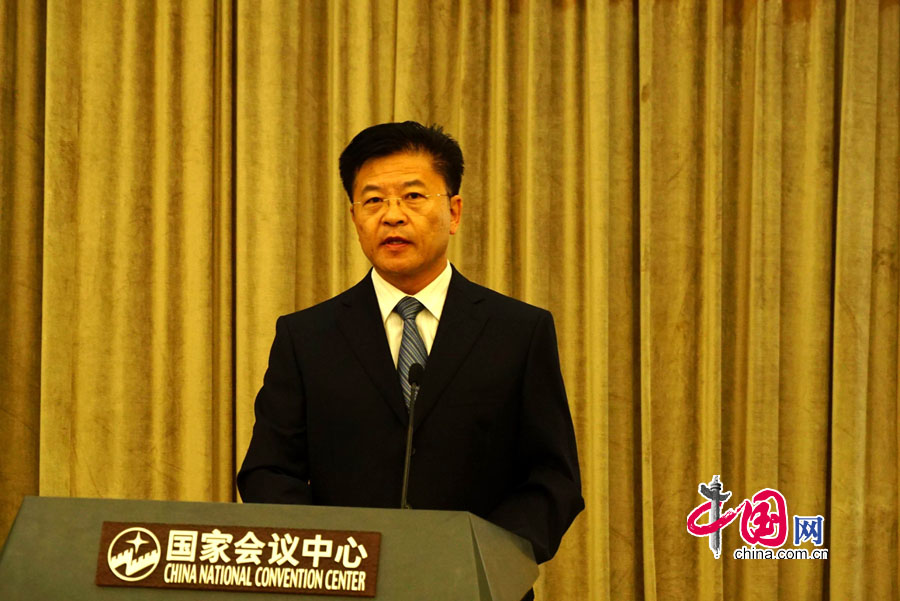 丹东市旅游会主任尤泽军主持发布会。摄影:陈勇 丹东市旅游会主任尤泽军主持发布会。摄影:陈勇