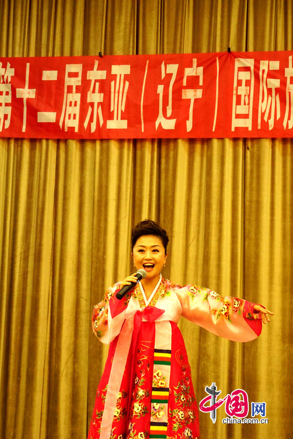 演员献唱了富有民族特色的歌曲。摄影：陈勇