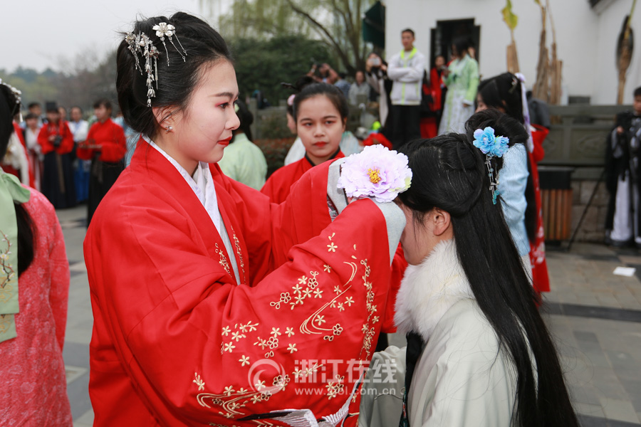 "花朝节"浙江大学生踏青赏花 汉服少女拜花神