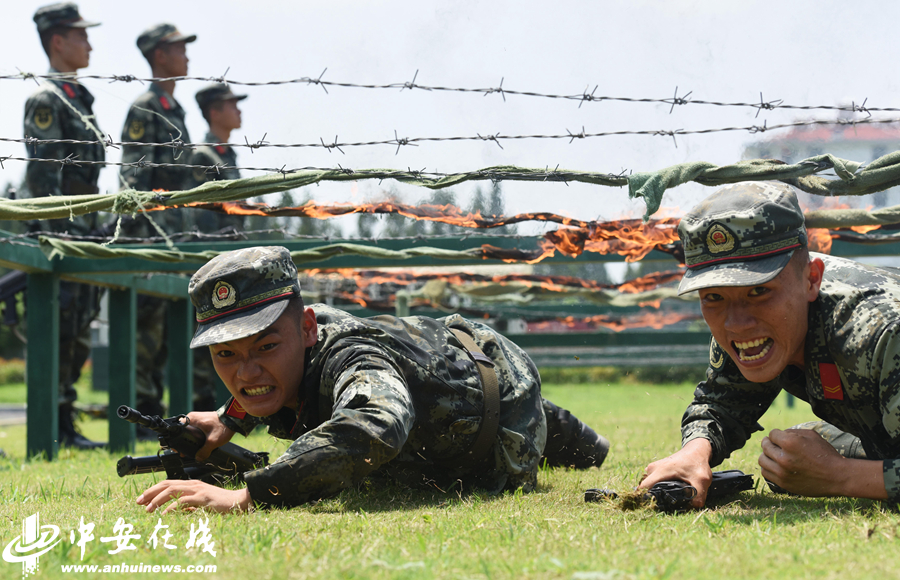 2019年7月23日,大暑节气,武警合肥支队某中队官兵在烈日下进行快速