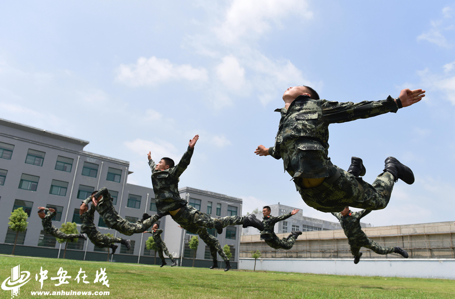 2019年7月23日,大暑节气,武警合肥支队某中队官兵在烈日下进行倒功