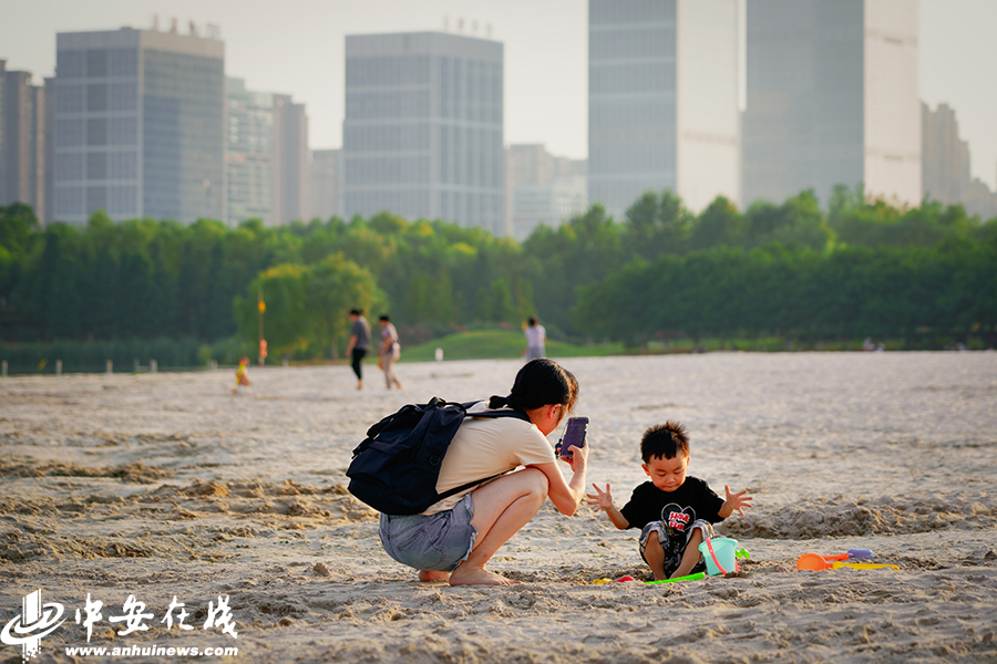 塘西河公园的沙滩成了市民夏日消暑的好去处.
