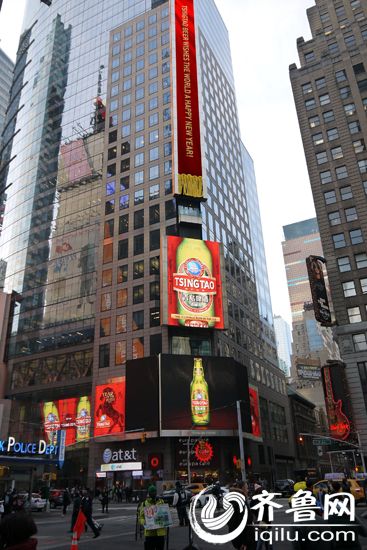 青岛啤酒在纽约时代广场祝全球消费者新年快乐（英文版）