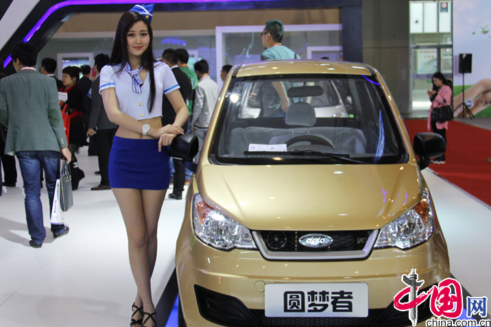 美女车模亮相南京国际新能源汽车与电动车展