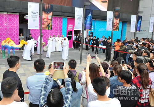 迪拜周活动现场表演阿拉伯传统文化节目。中国经济网记者徐惠喜