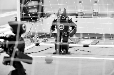 右图为中博会上会踢足球的智能机器人。