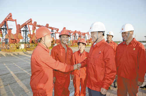 王宜林看望慰问吉林油田一线干部员工。记者