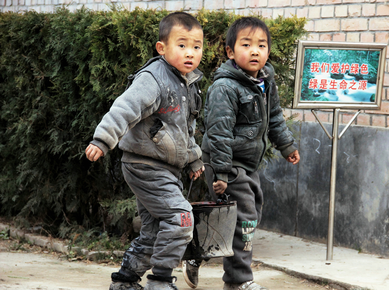 《灌溉生命》。张家川回族自治县川王小学的两位小朋友在植树节前后提着水桶给树苗浇水时的情景。他们希望自己将来毕业了，树苗能长的高一些。