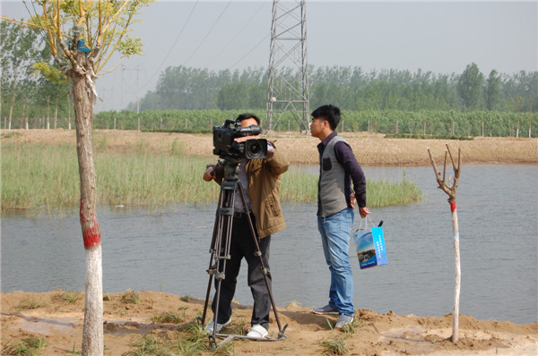 拍摄美景心情爽—电视台记者在马减竖河湿地公园采访